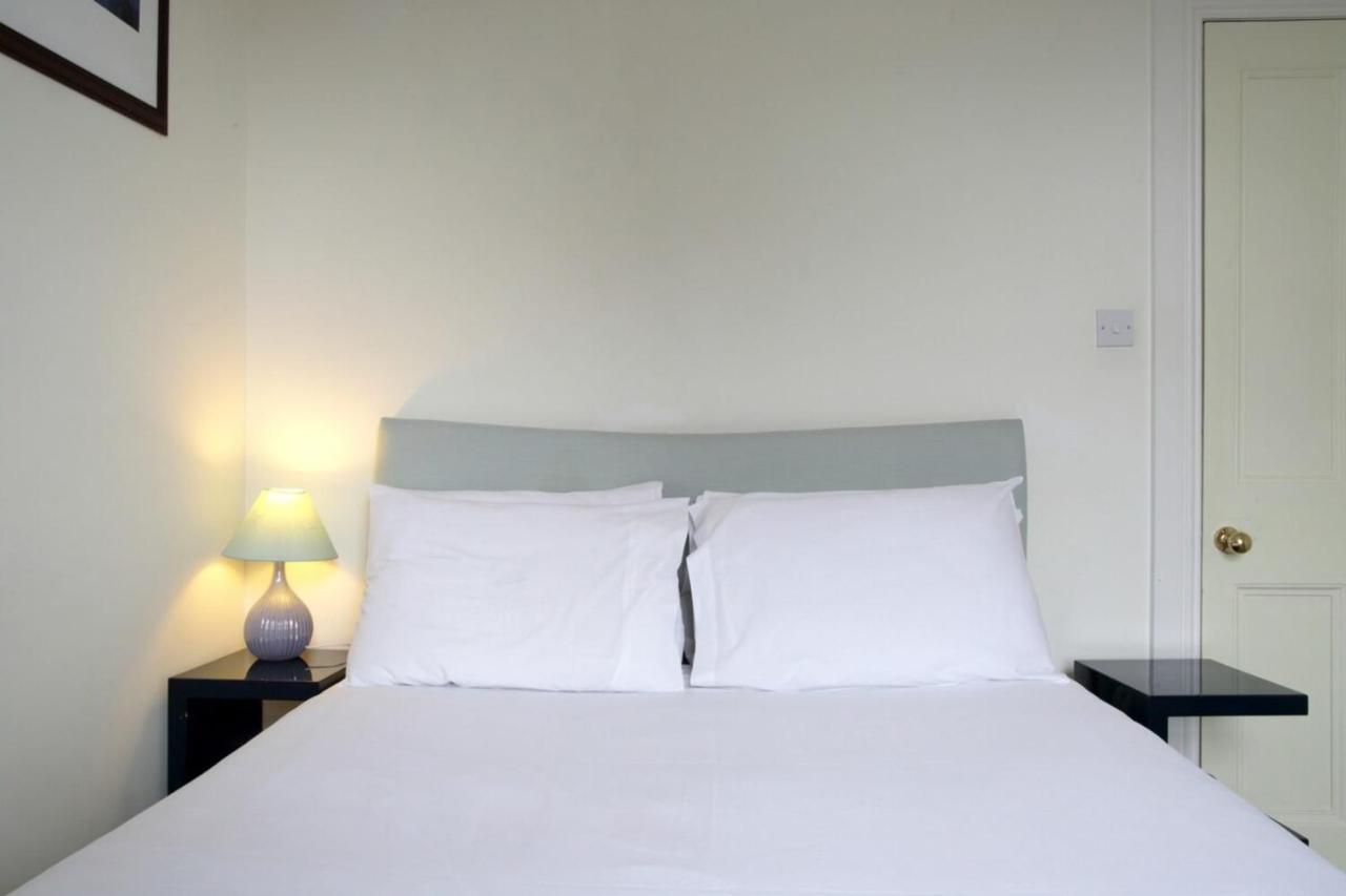 Modern And Colourful Flat By The Castle Appartement Edinburgh Buitenkant foto